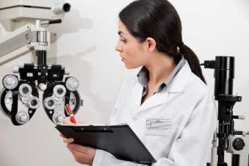 eye doctor with phoropter